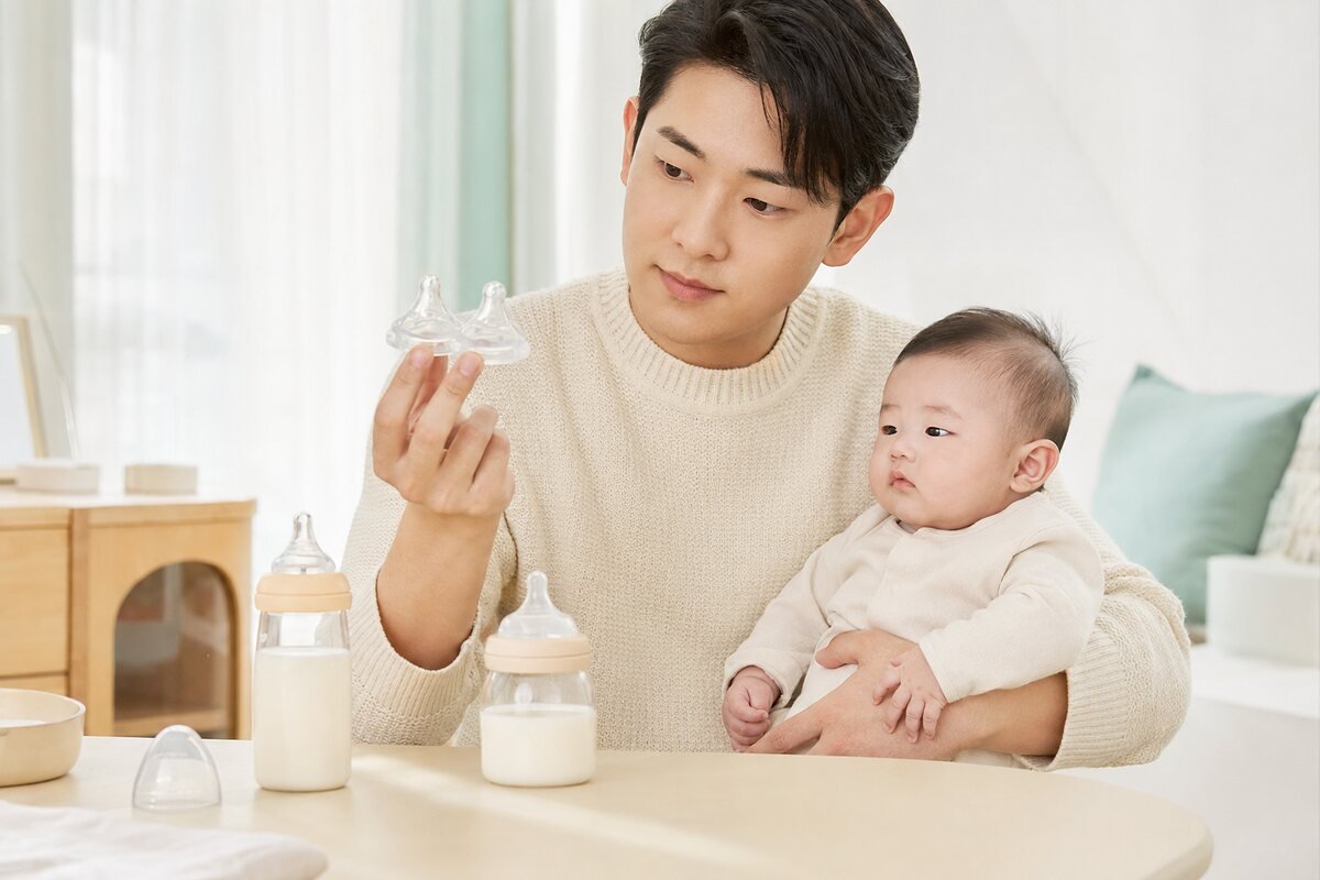 아기 사레를 줄이기 위해 젖꼭지 단계와 유속을 확인하는 아빠