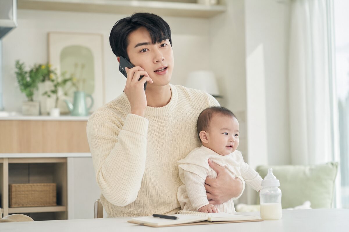 아기의 수유량과 트림, 게워냄 기록을 보며 의료진과 상담하는 부모