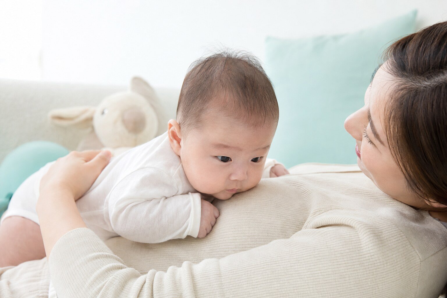 보호자 가슴 위에서 안전하게 터미타임 하는 50일 아기