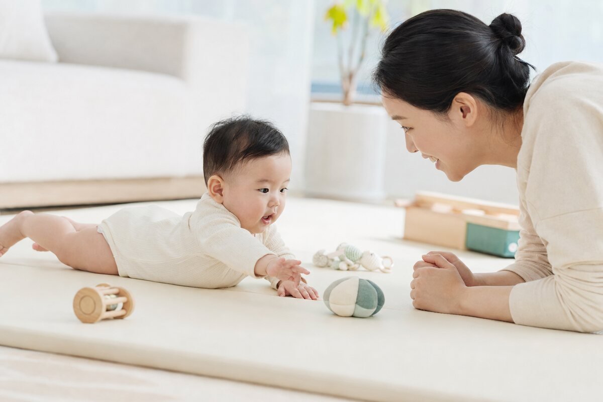 앉기 전 몸통 힘을 기르며 바닥에서 엎드려 노는 아기