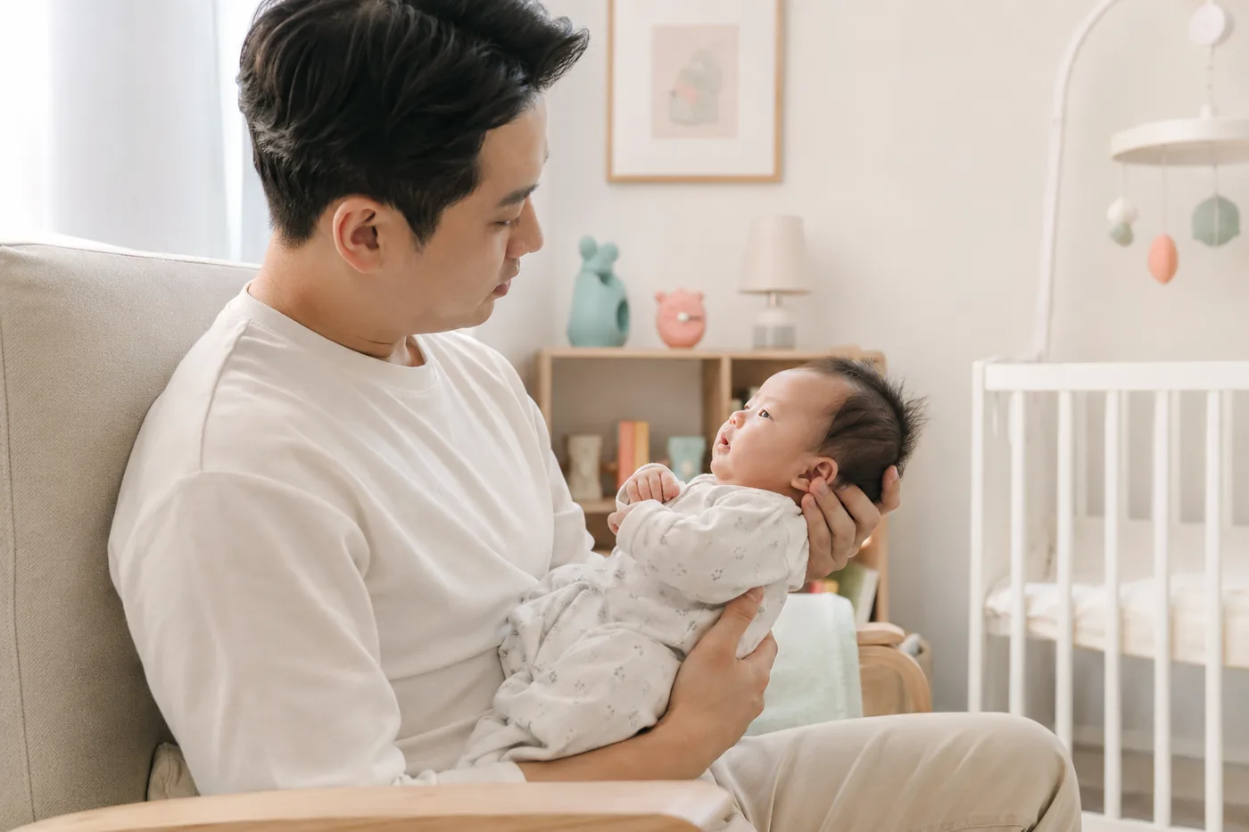평소와 다르게 아파 보이는 아기의 호흡과 반응을 살피는 아빠