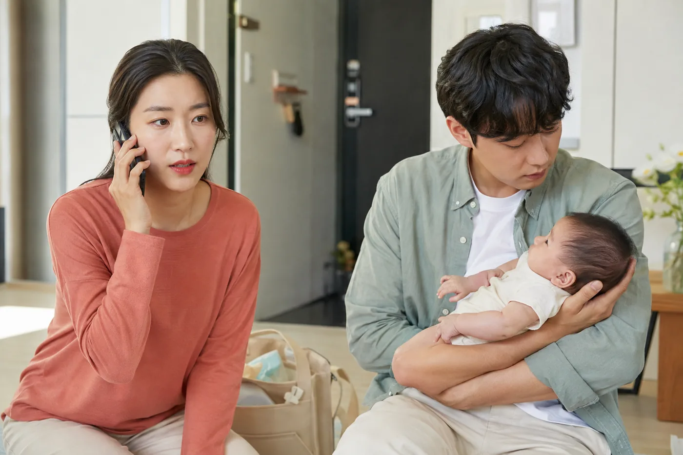 아기를 안전하게 안고 신속하게 의료 도움을 요청하는 부모