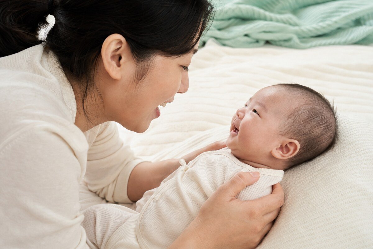 보호자가 말할 때 사회적 미소를 보이는 60일 아기