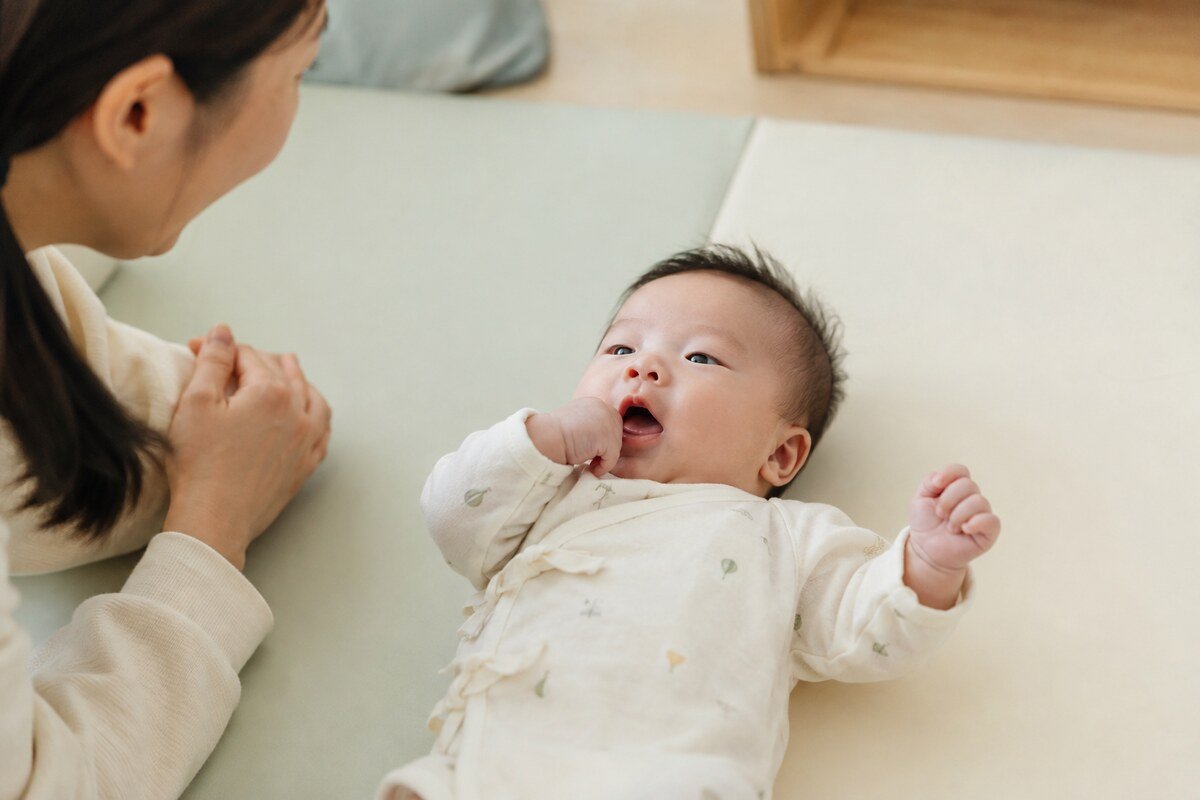 손을 입으로 가져가며 옹알이하는 60일 아기