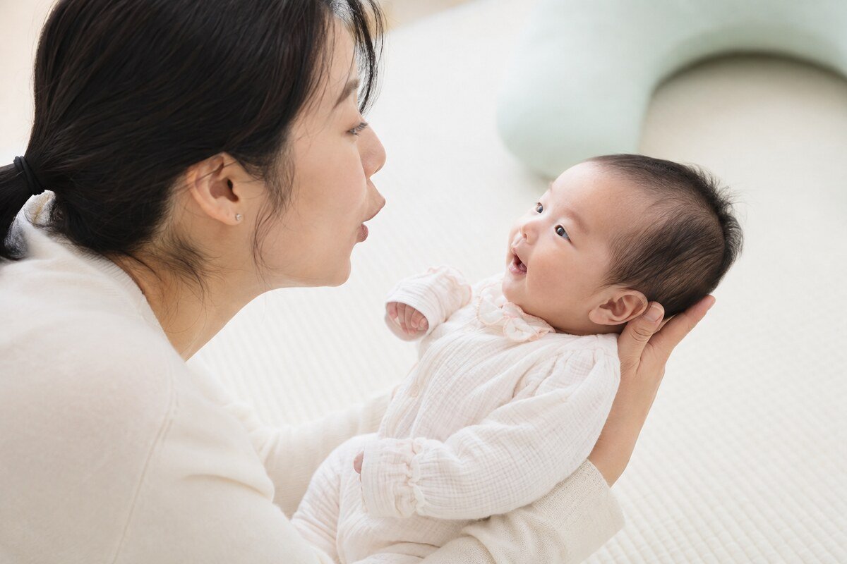 엄마와 눈을 맞추며 옹알이를 주고받는 70일 아기