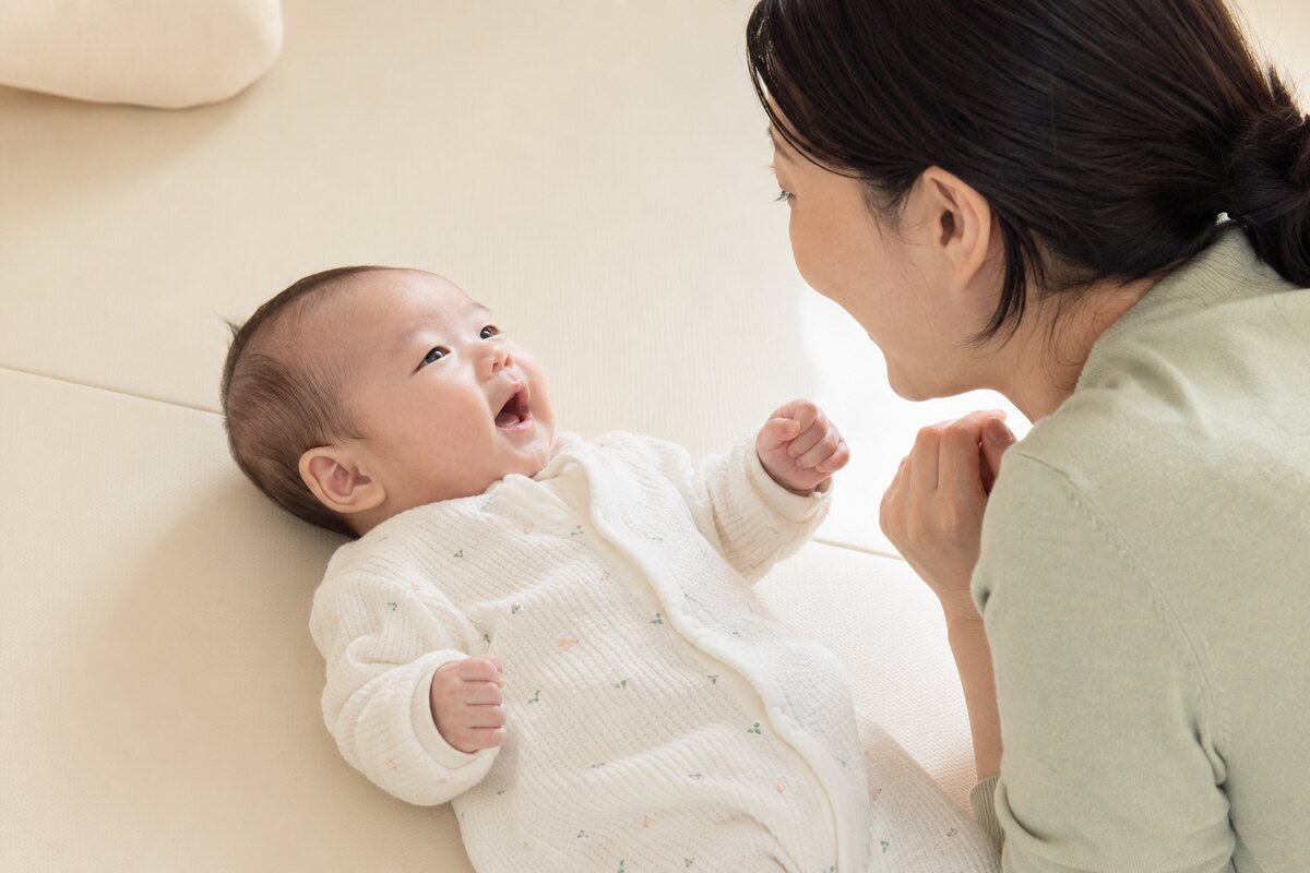 엄마와 눈을 맞추며 미소로 반응하는 100일 아기
